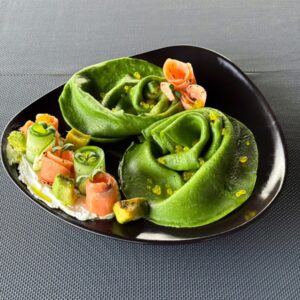 МЛИНЦІ ШПИНАТНІ З ЛОСОСЕМ